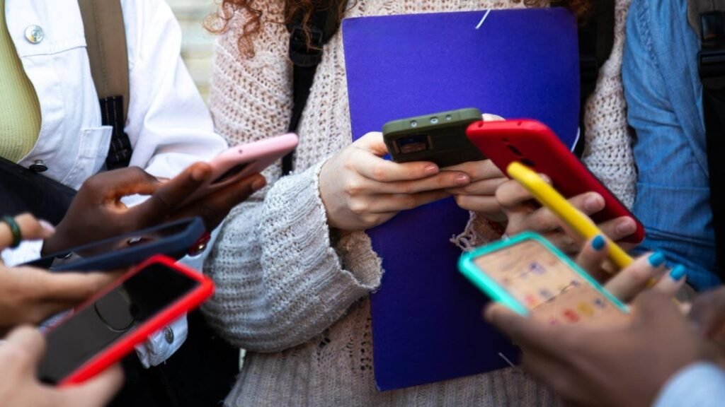 teens-on-phones-gettyimages-2158370531
