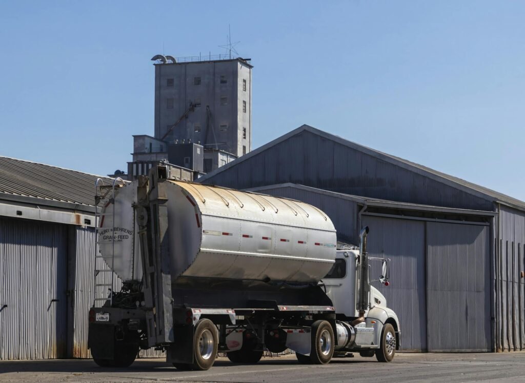logistics-tech-2022 - industrial logistics trucking 2022 professional business image