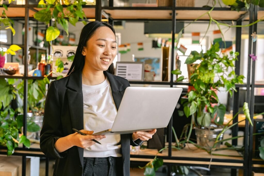 Salesforce job cuts - Salesforce office job cuts professional business image