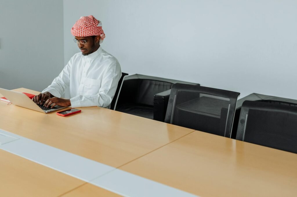 Middle East IT spending - Middle East corporate IT professional business image