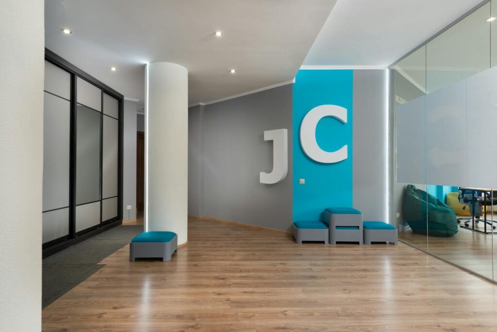 Omnicom vs JC Decaux - Omnicom vs JC Decaux professional business image