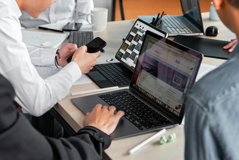 B2B tech guide - B2B tech team collaboration professional business image