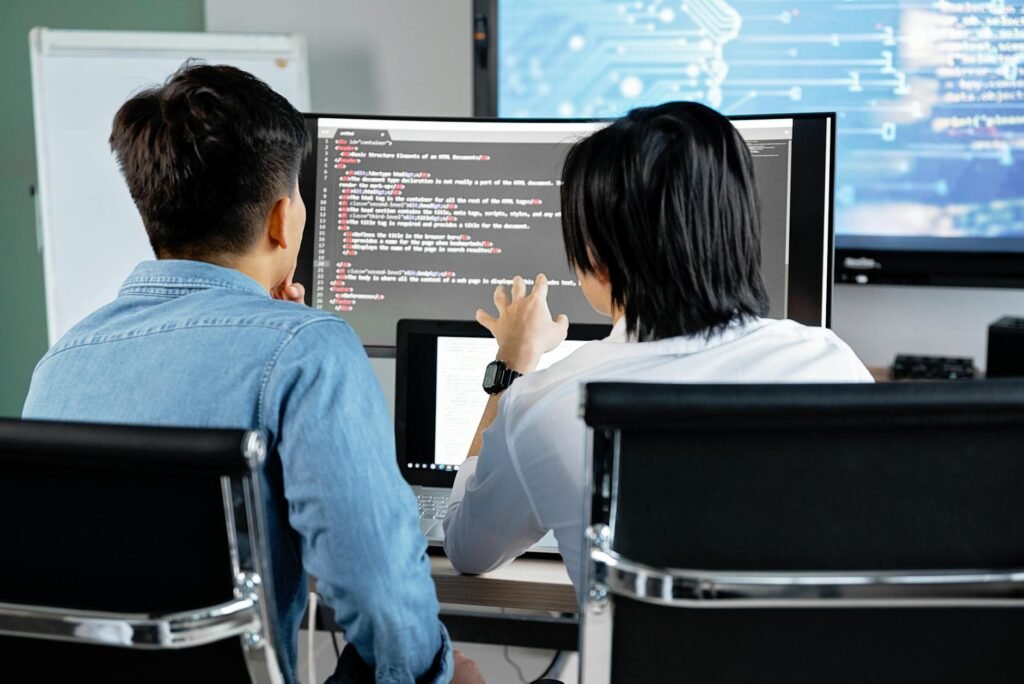 B2B tech guide - B2B tech professionals collaborating professional business image
