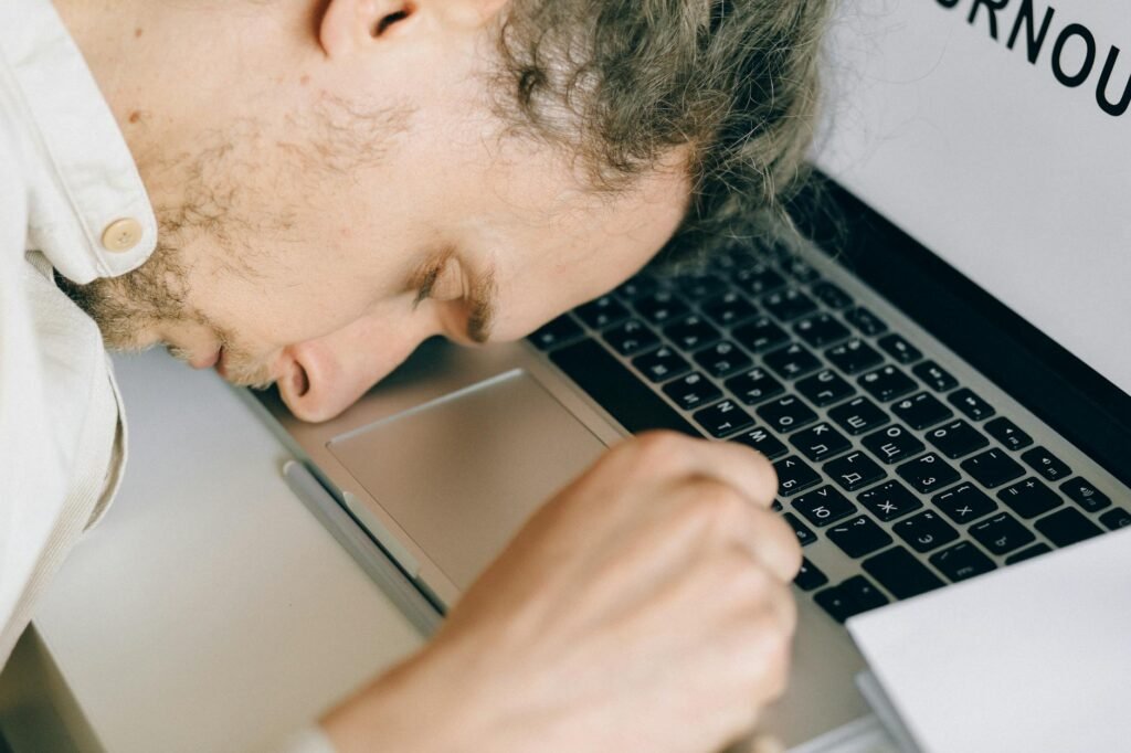 Dauerpräsenz-Risiken - overworking burnout corporate stress" professional business image