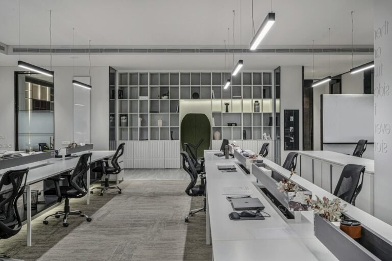 Middle East luxury decline - luxury corporate office decline professional business image