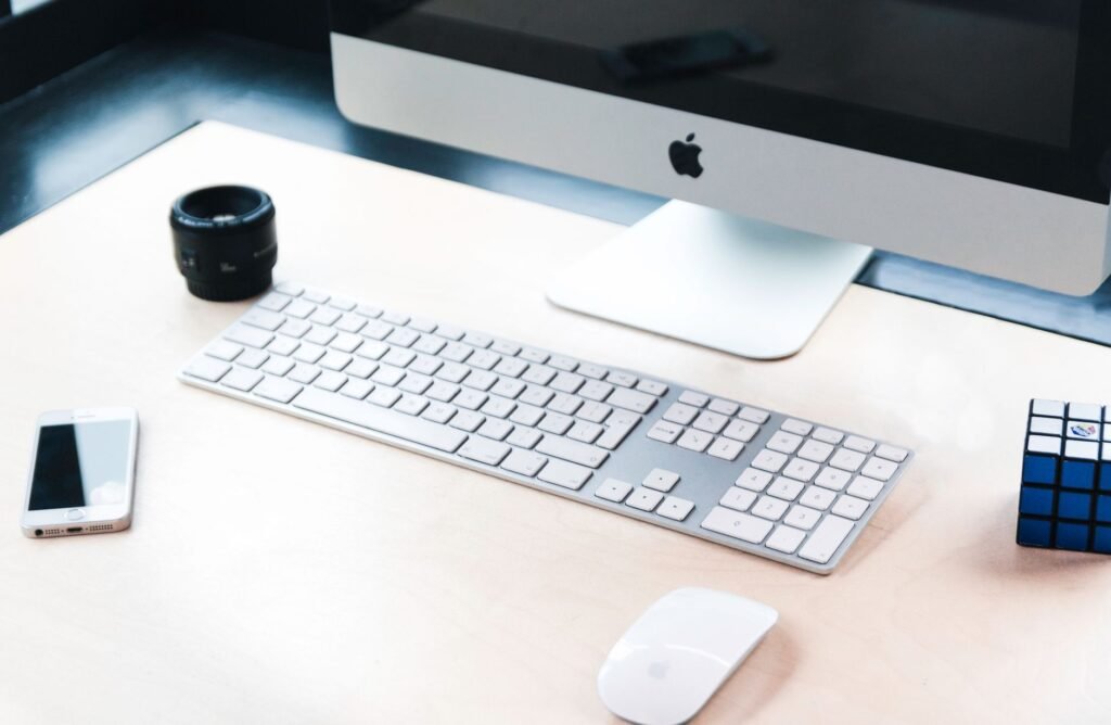 B2B Ecommerce Benefits - realistic B2B wholesale tech professional business image