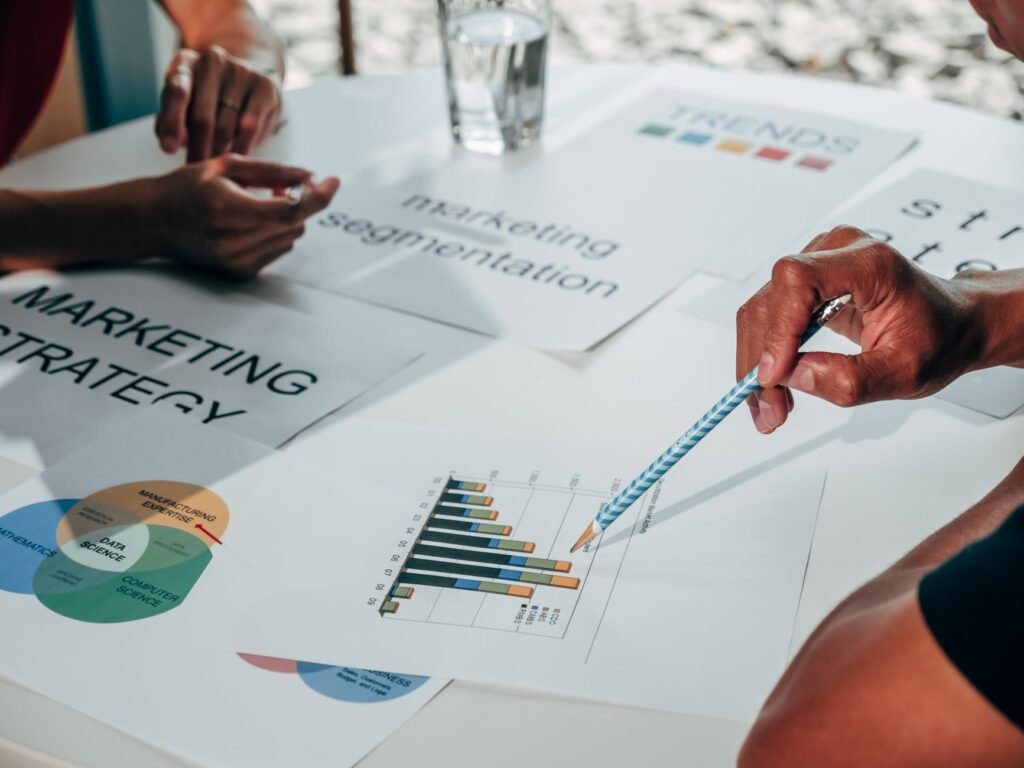 B2BEcommerceBenefits - B2B ecommerce growth analytics professional business image