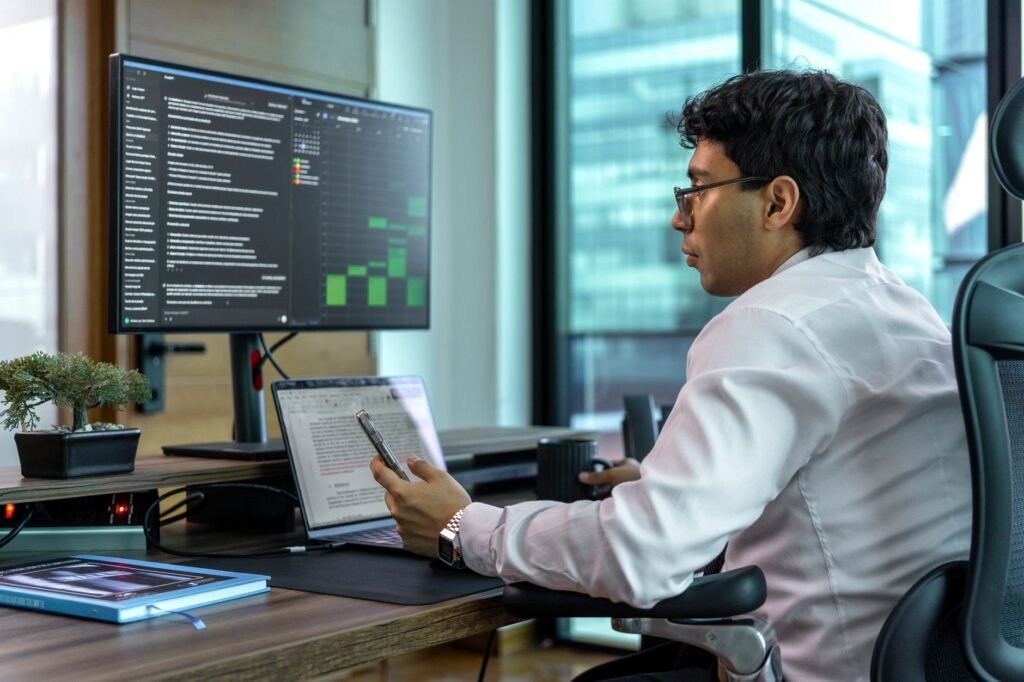 BBA in Analytics - BBA analytics tech office professional business image