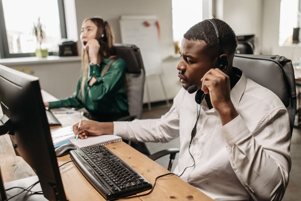 Telefónica AI voice services - Telefonica AI call center professional business image